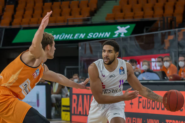 借助中国足 借助中国足