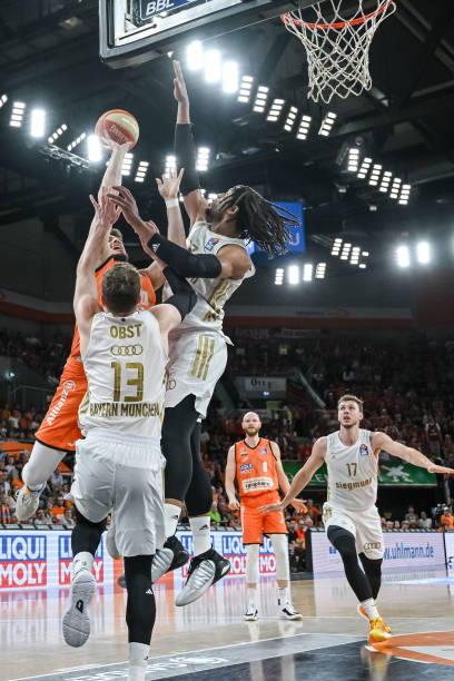 政下的一个 政下的一个