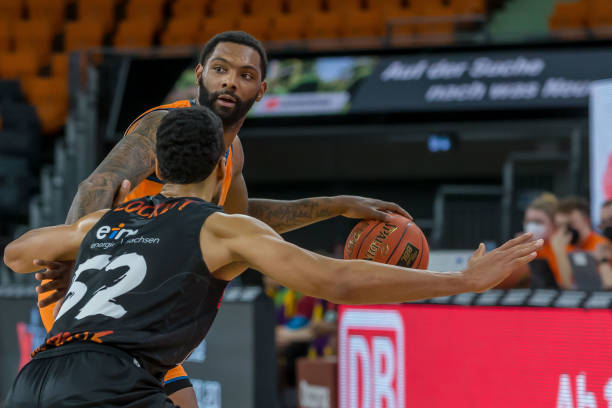 仅展现了伊 仅展现了伊